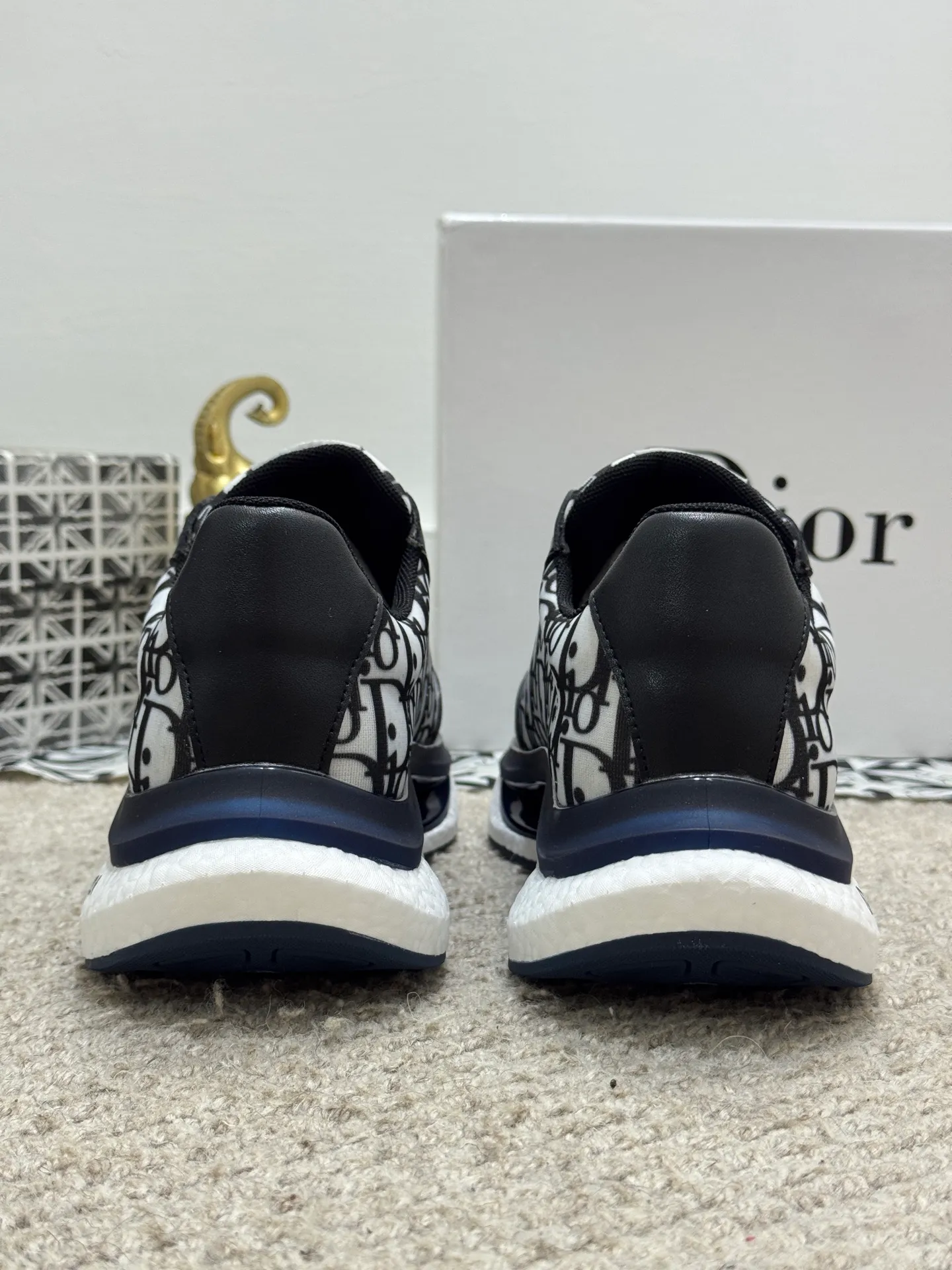 Men's shoes 💰440 [New model] 🐬🐬Original quality - Dior The latest model of sports shoes 🎁Casual and fashionable men's shoes 👟Best model 💥Simple and elegant version, exclusive for trendy men. Unique official website new and most brand elements 👑original decoration, imported cowhide stitching with classic fabrics, fashionable and generous accessories, ✅foamed TPU wear-resistant and taller outsole, light and comfortable. Size: 38-44 (45 customized